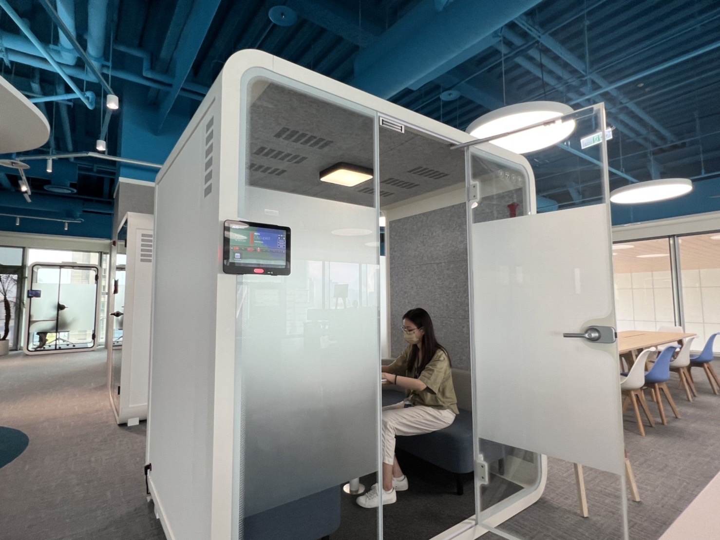 冰球突破高雄據點的智慧行動辦公艙，展現冰球突破在面板以外的研發應用軟實力